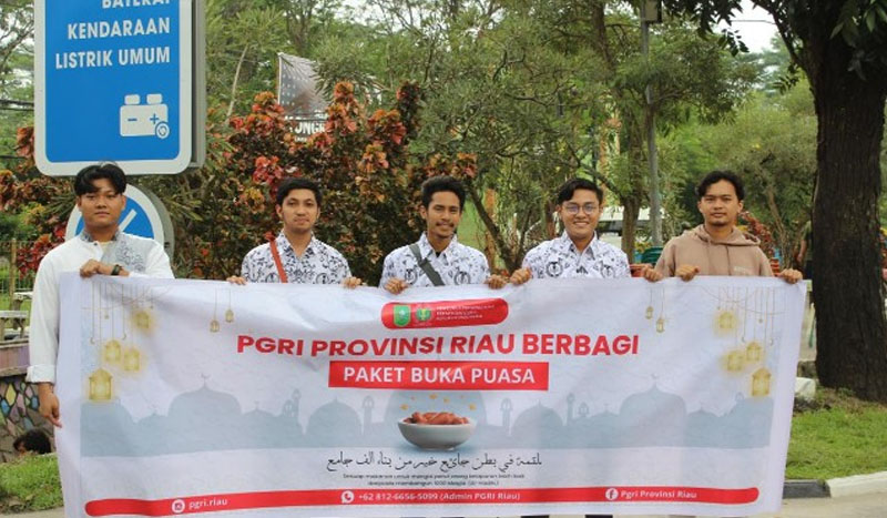 Aksi Sosial PGRI Riau Berbagi Takjil Ramadan di Pekanbaru