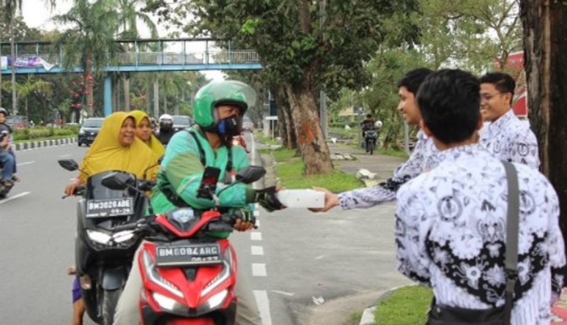 PGRI Riau Berbagi Paket Buka Puasa Ramadan Disambut Antusias Pengendara