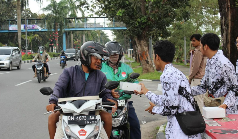 Ramadhan Kareem, PGRI Riau Gelar Bagi-bagi Paket Buka Puasa Gratis